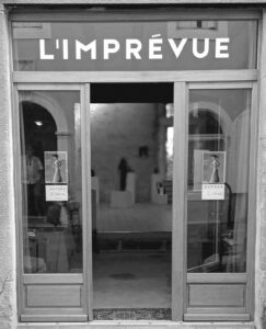 L'Imprévue, façade en (N&B)